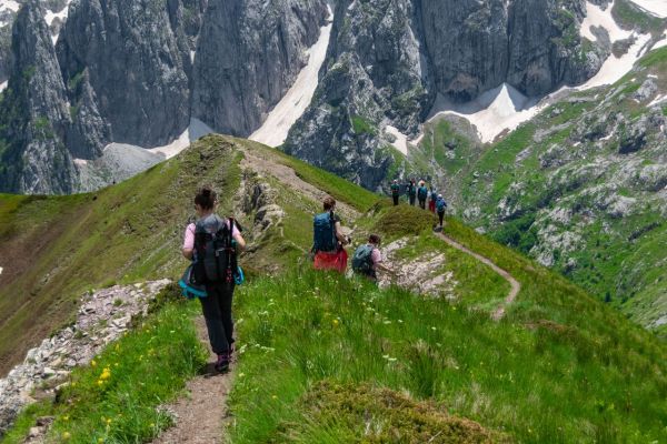 Quels sont les meilleurs conseils pour une randonnée dans les montagnes du Caucase, Arménie : itinéraires et équipements ?